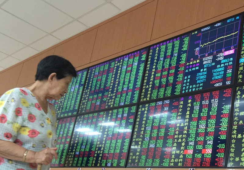 台股開盤跌62點 台幣貶4分