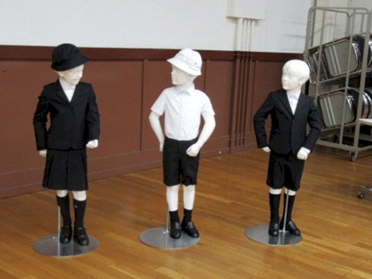 日本小學制服委亞曼尼操刀 全套破2萬