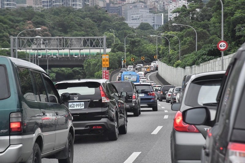 初三旅遊加北返 國道多路段湧車潮