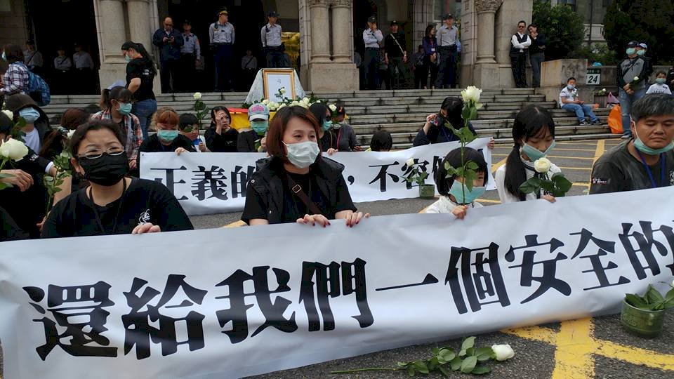 抗議恐龍法官 白玫瑰運動再起