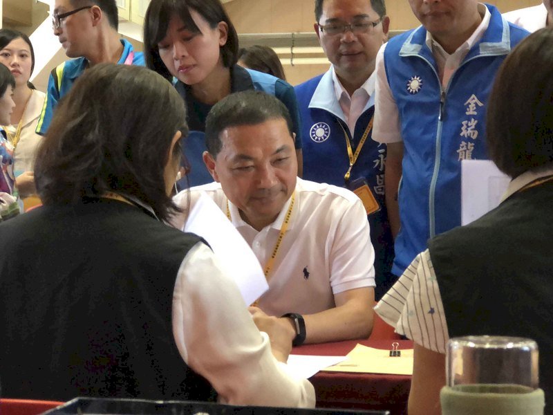 侯友宜完成登記 向蘇貞昌喊話正向對決