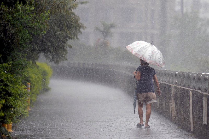 午後雷雨機率高 天氣悶熱多補水