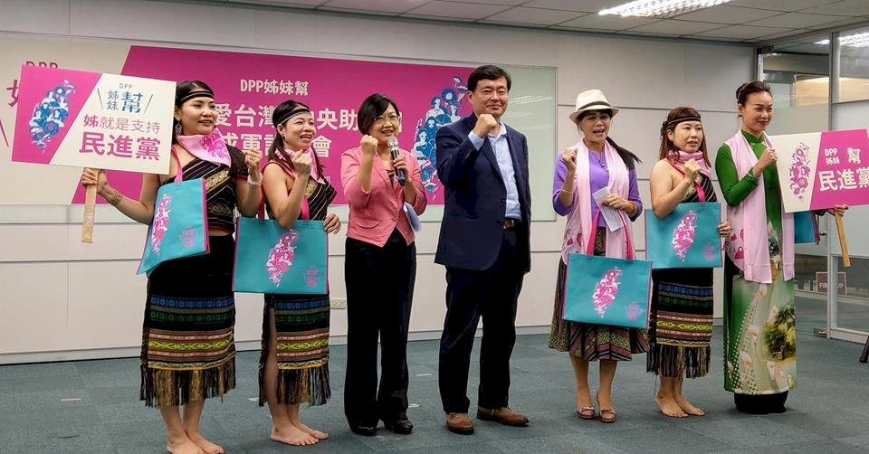 民進黨新住民助選團成軍 陪候選人掃街拜票