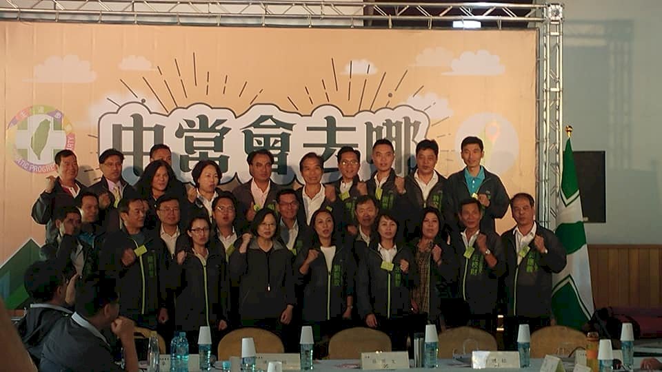 保安寺參香贈匾 蔡總統替劉曉玫拉票