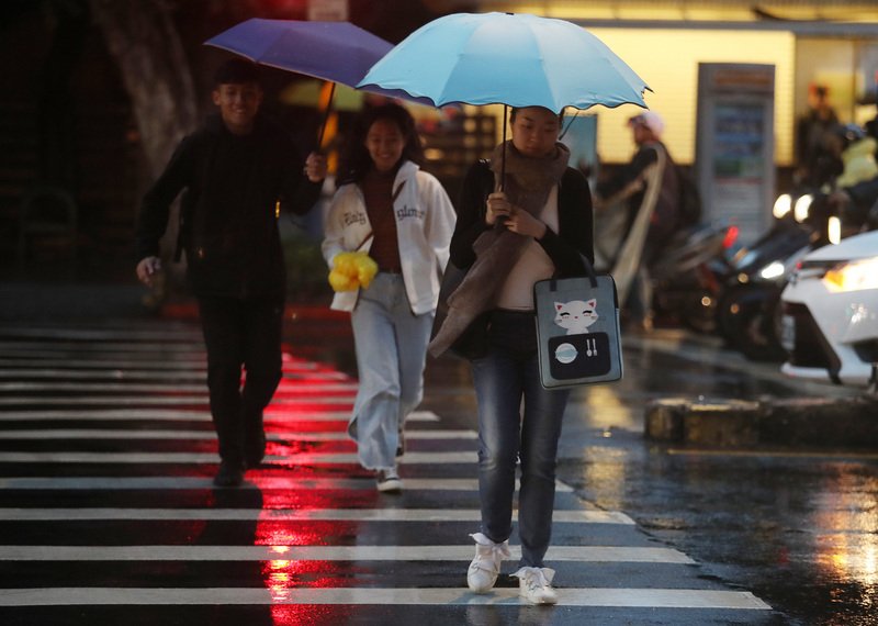 華南雲雨帶東移 北東濕涼中南部多雲