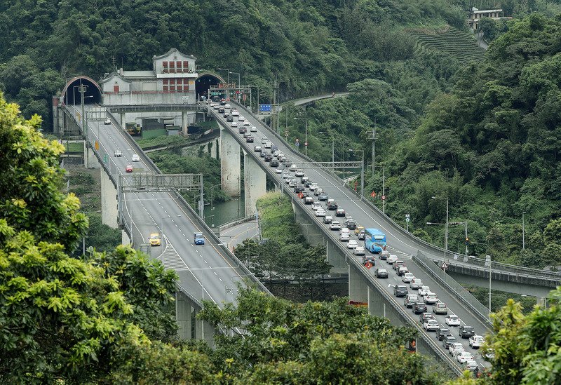 雪隧拖救平均1天2.52件 交部籲上路前先檢查車況