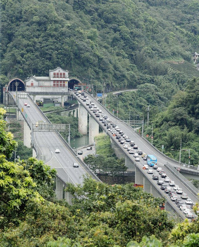 國慶連假首日  國5南下龜速預估塞到傍晚
