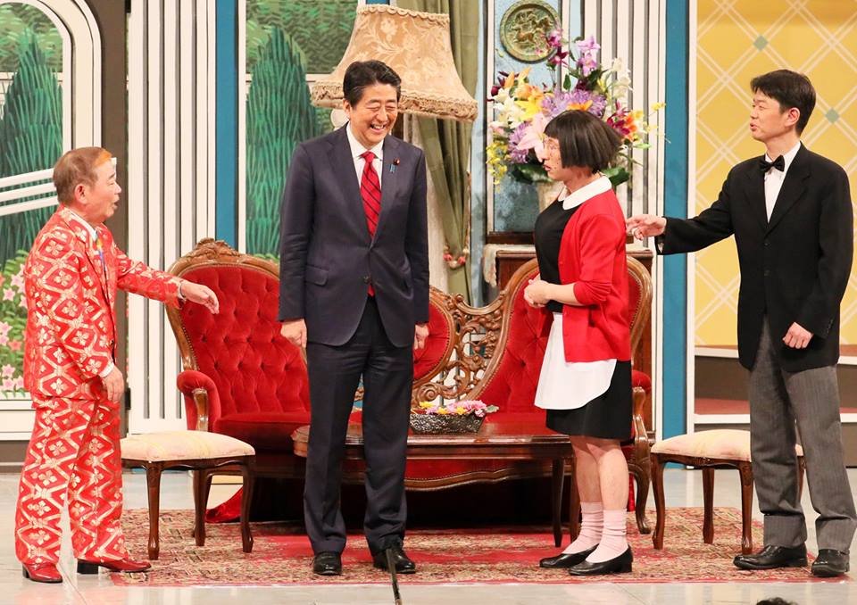 安倍突然出演吉本新喜劇 近千觀眾驚喜