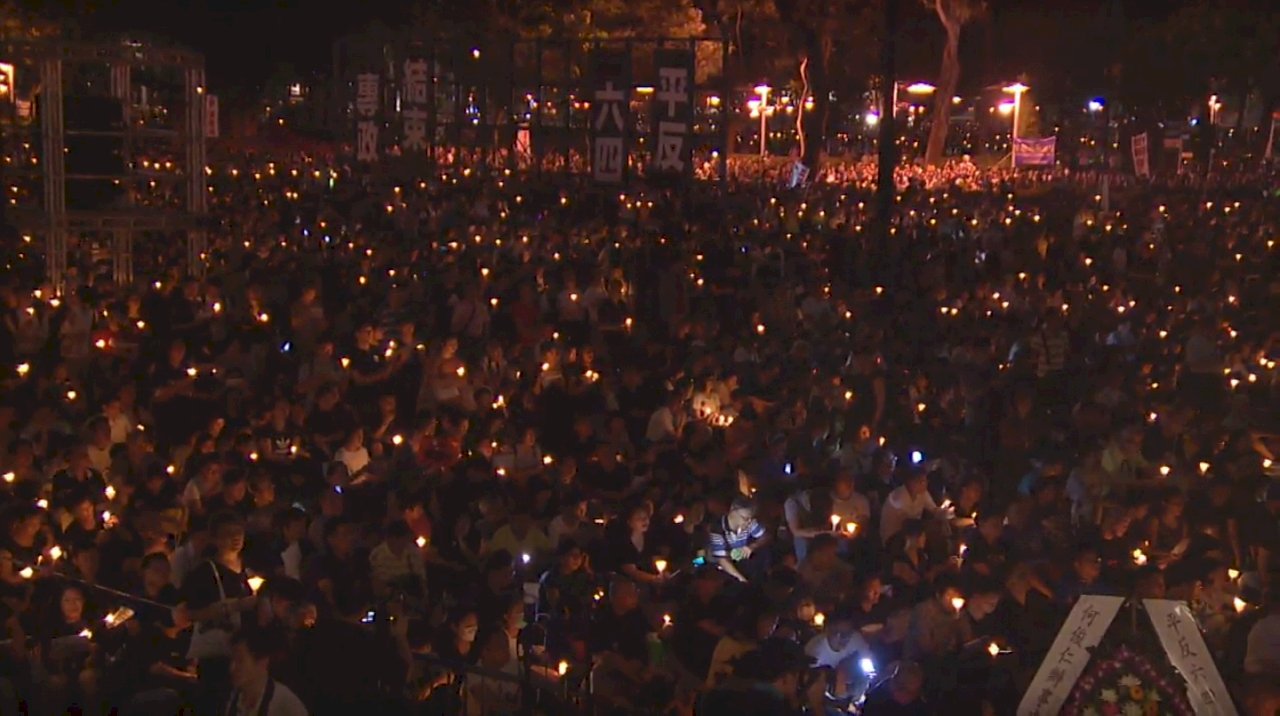 香港支聯會維園六四晚會 約18萬人參加