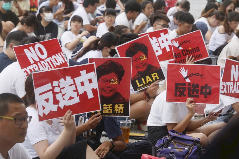 32名卸任港府高官議員連署 要求撤回修例