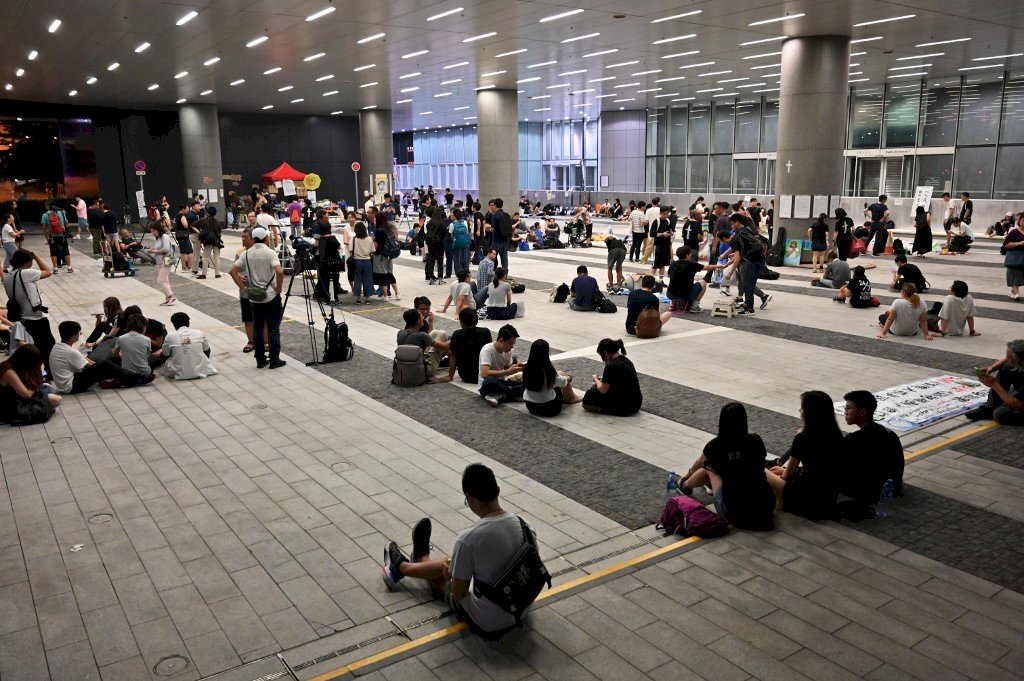香港立法會示威區逾千人聚集 氣氛平和