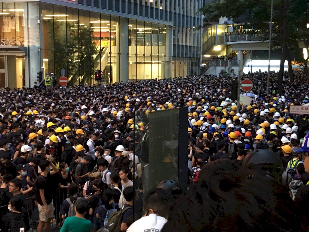 總部遭反送中圍堵 港警：嚴肅跟進違法行為