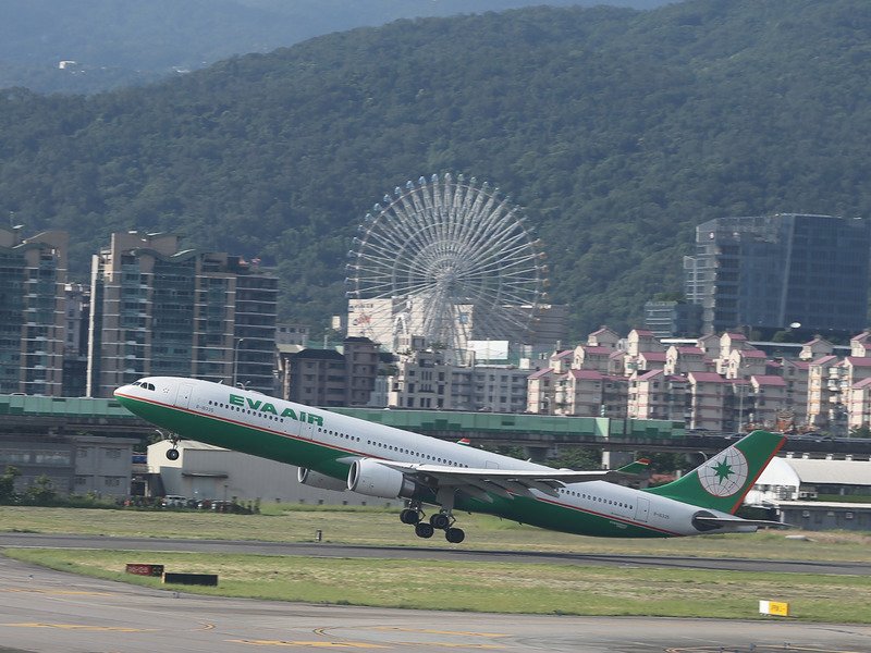 長榮機長挑釁言論遭免職 工會：違反勞動法根本原則
