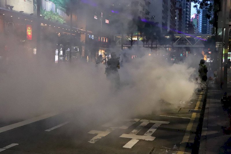 尖沙咀爆激烈衝突 警民互擲催淚彈燃燒物