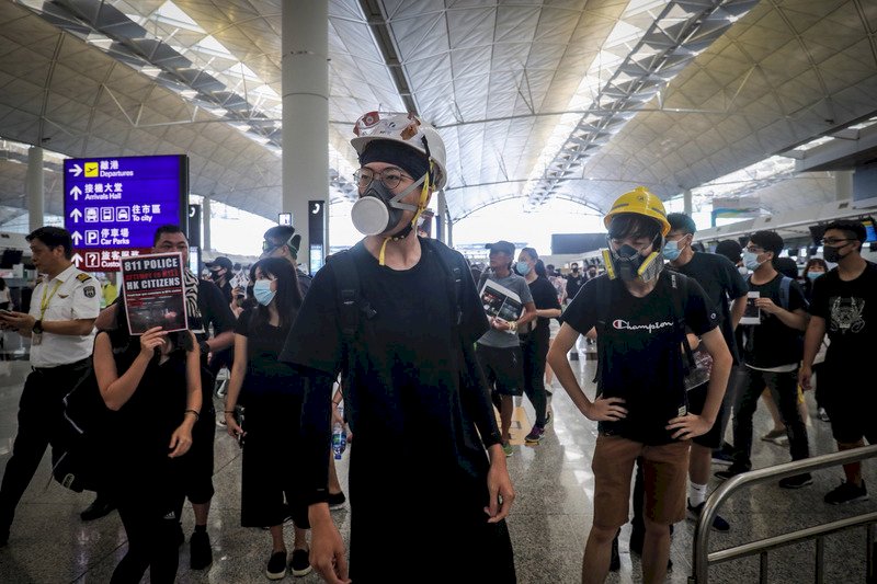 港警無差別暴力引發機場靜坐 警方反問證據何在