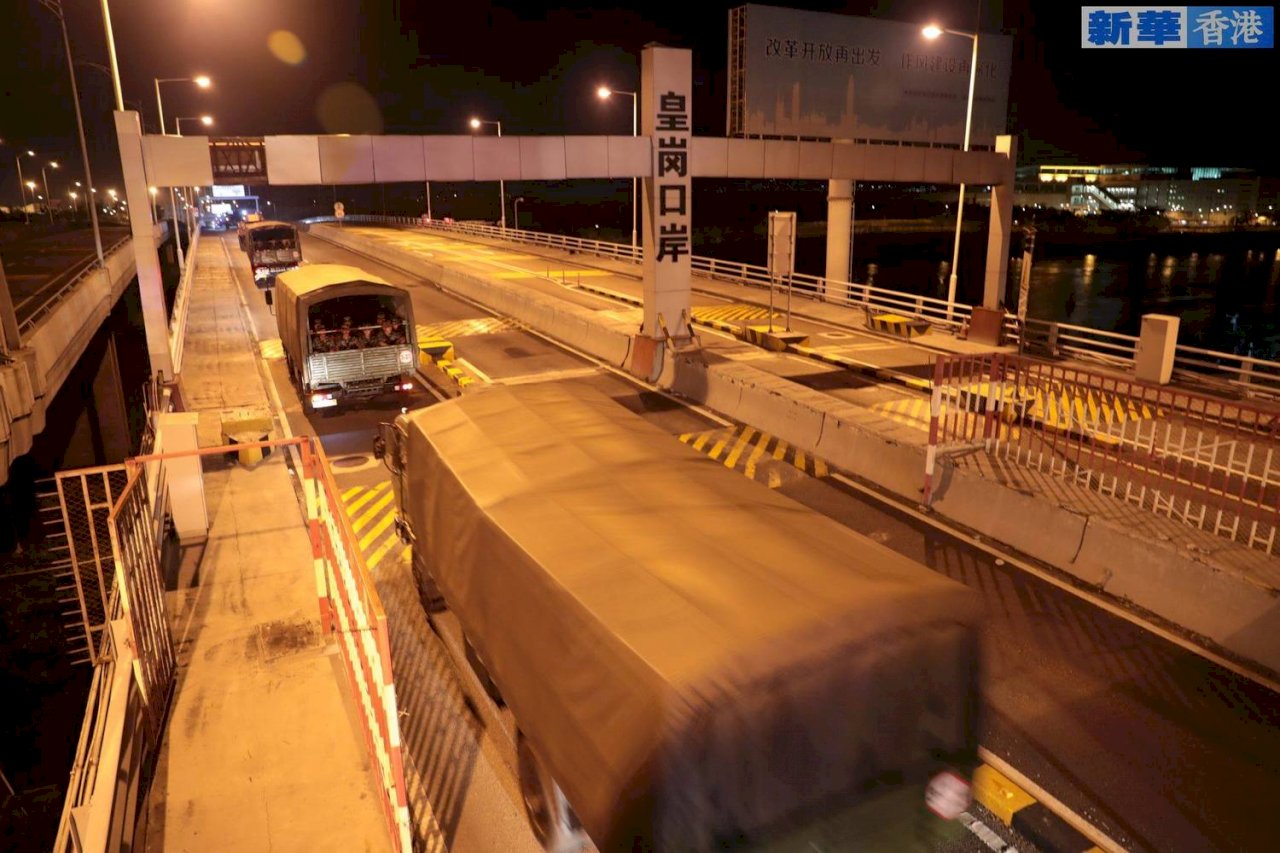香港凌晨出現大量解放軍 中國：駐港部隊輪換