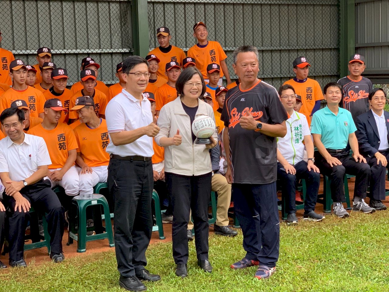 總統走訪西苑高中棒球隊 允諾補助整建球場