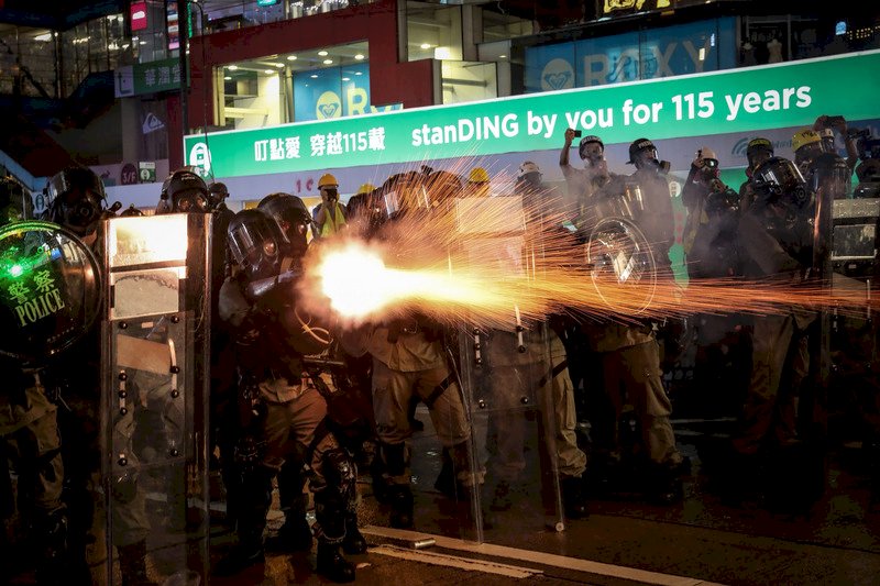 反送中最暗夜 臥底港警開槍與無差別襲擊全出籠