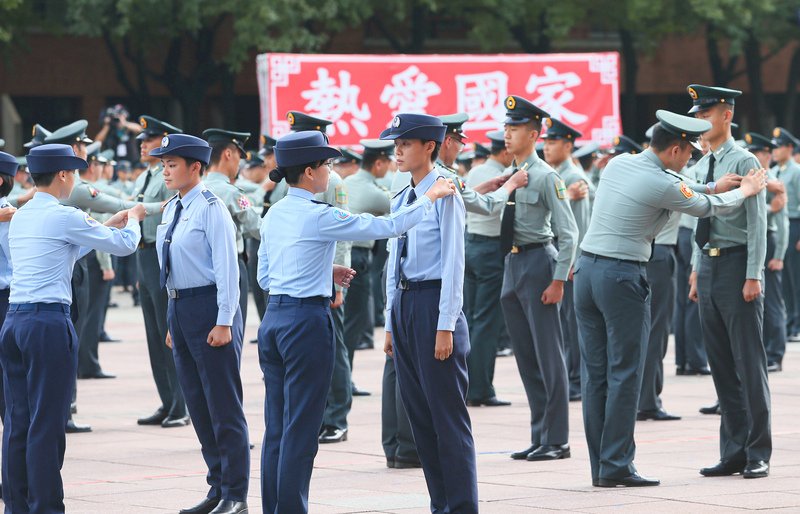 立院三讀 軍士官服役半年可申請育嬰留職停薪