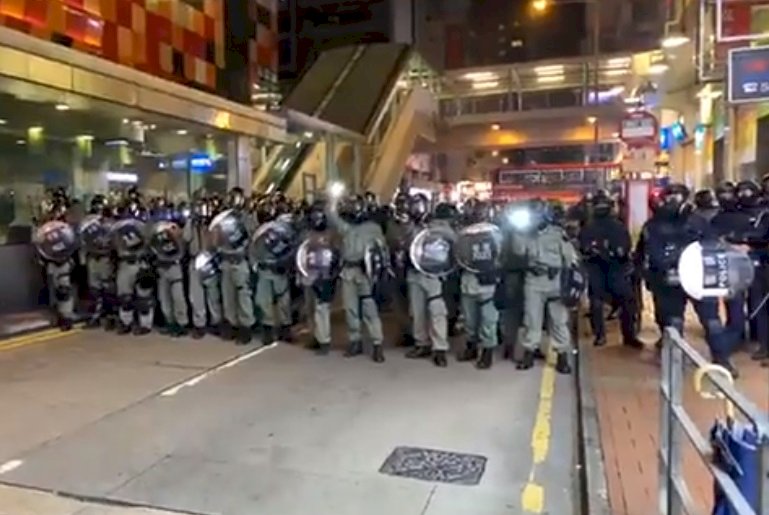 港民集結旺角 警方施放催淚瓦斯
