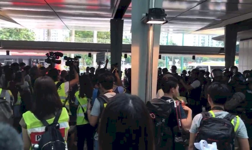 響應堵塞香港機場號召 示威者聚集東涌