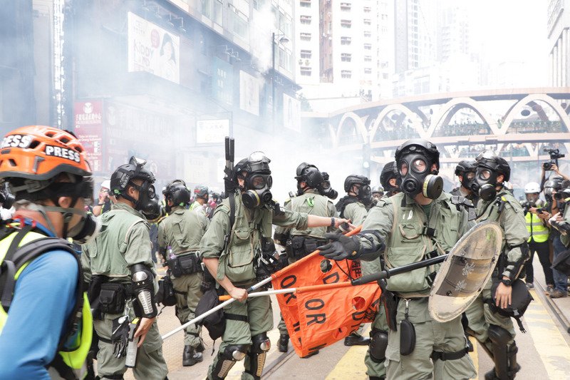 中共建政70年將屆 港警催淚彈無差別狂清場