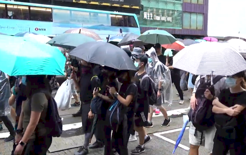 禁蒙面法實施第二天 港人冒雨集會示威