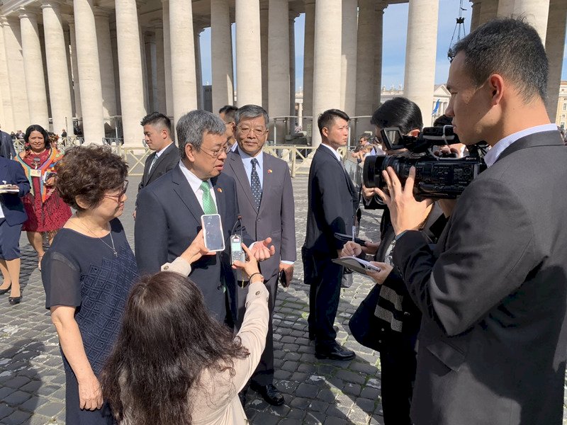 副總統陳建仁出席封聖典禮當面邀教宗訪台