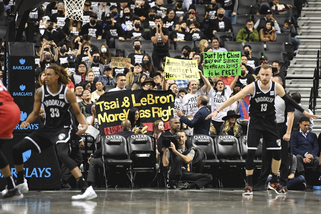 上百香港抗議者著黑衣 現身NBA籃網賽事
