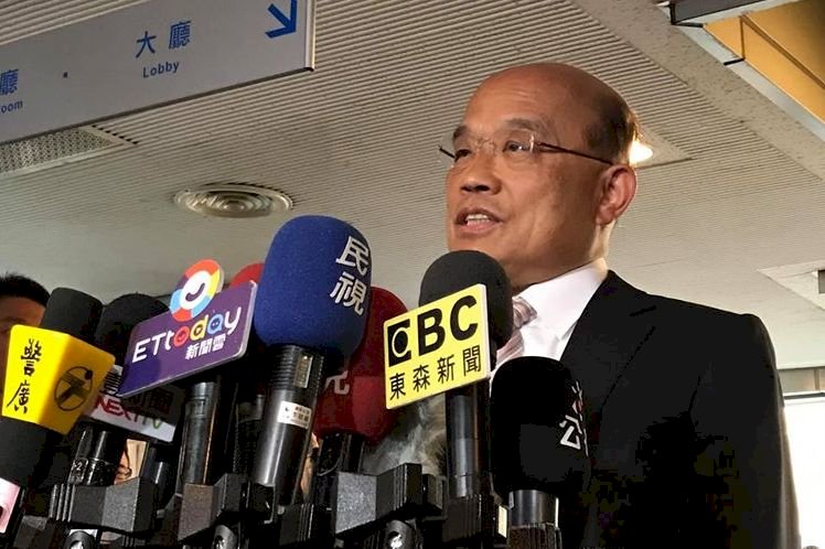韓國瑜抱女嬰惹議論 蘇揆：先問家長較妥當