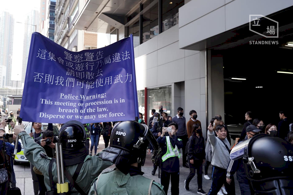 港人發起「和你lunch」 港警舉藍旗警告