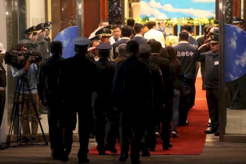 沈一鳴遺體抵三總 上百名官兵軍禮迎靈