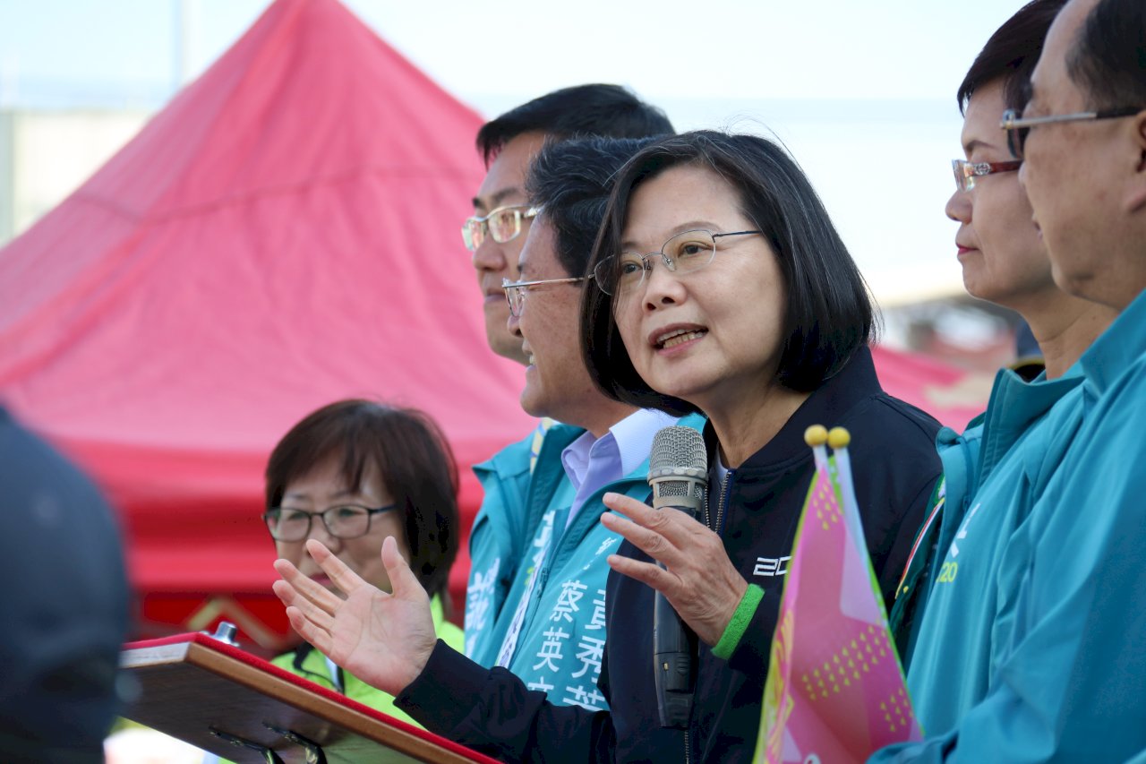 韓國瑜諷「四軍總司令」 蔡總統：不應拿國軍開玩笑