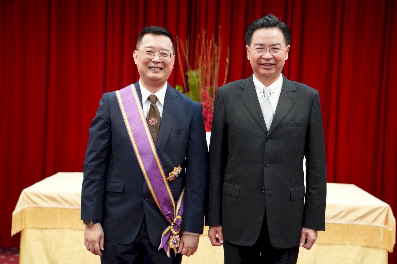 新加坡駐台代表將離任 吳釗燮代頒大綬景星勳章