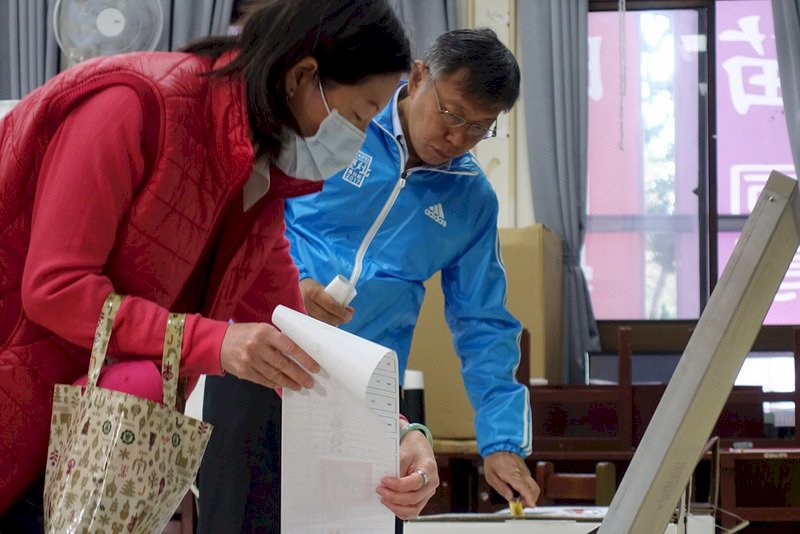投票所現人潮 柯文哲主張E化