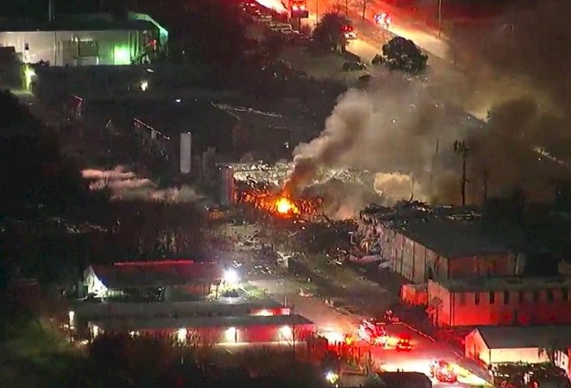 休士頓工廠大爆炸 火光沖天、碎片滿天飛