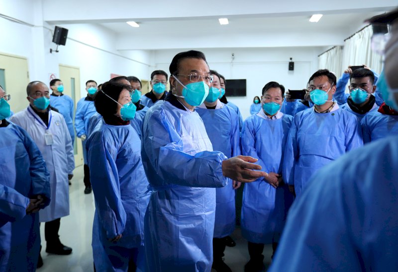 李克強戴口罩穿防護衣 走訪重災區武漢