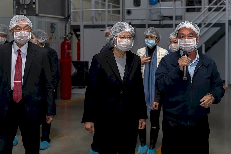 訪不織布大廠 &nbsp;總統：戰備物資要有自己生產能量