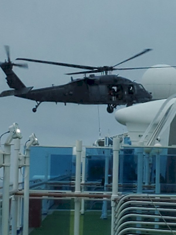 至尊公主號3500人外海隔離 直升機送檢測包
