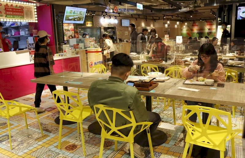 防疫新生活！ 餐飲將有條件試辦放寬至250人入場