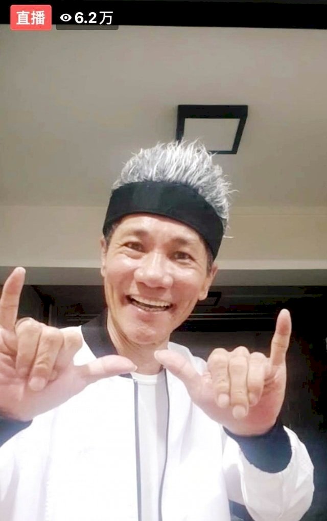 新加坡歌台藝人找出路 防疫期間直播賣海鮮爆紅