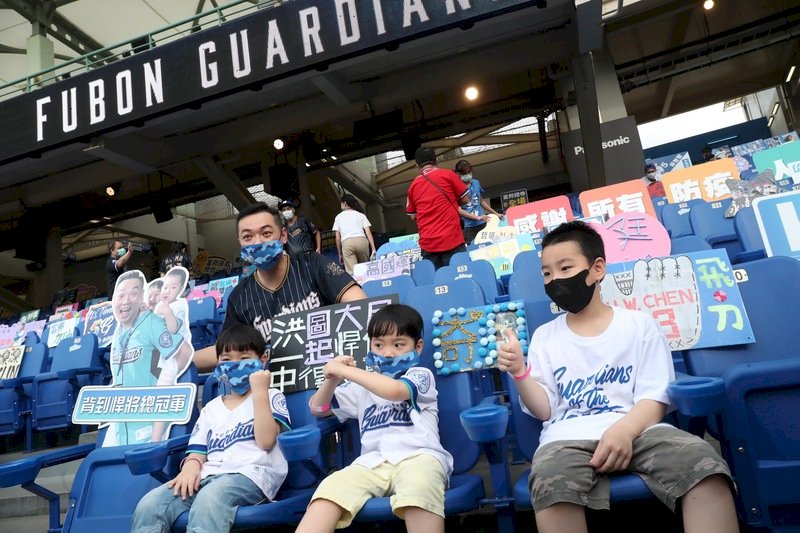 陳時中：職棒擬放寬至2000人入場
