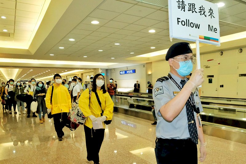 滯俄台人返國 &nbsp;9人採檢後同送集中檢疫