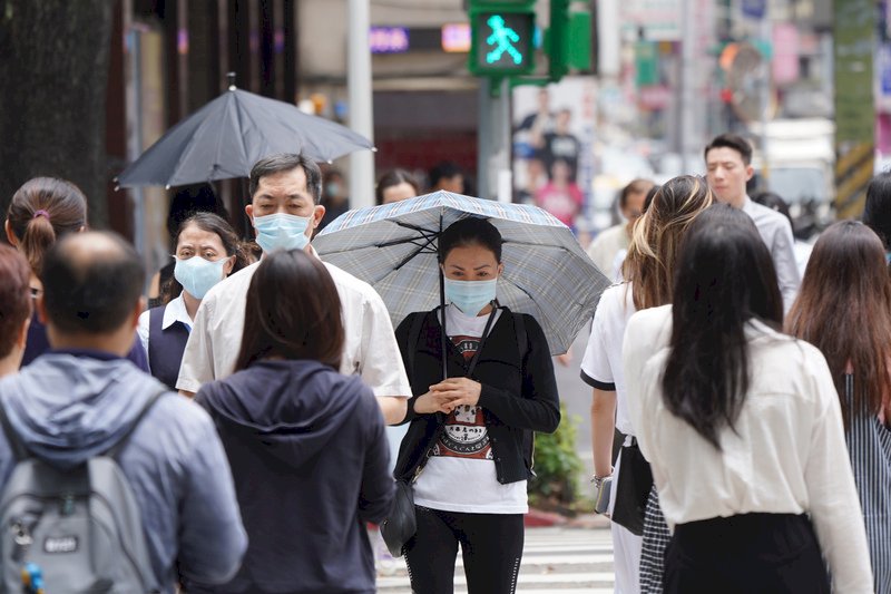 各地天氣悶熱 中部以北雲量偏多 東部午後局部大雨