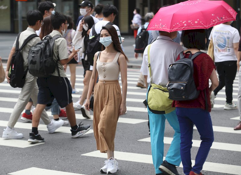 各地高溫炎熱 留意午後局部雷陣雨