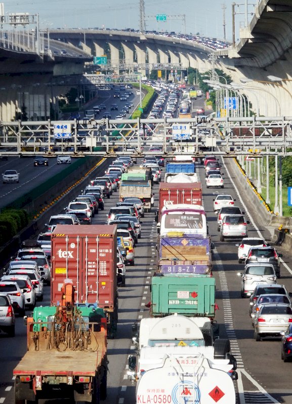 公路總局：連假第3日午後將現北返車潮