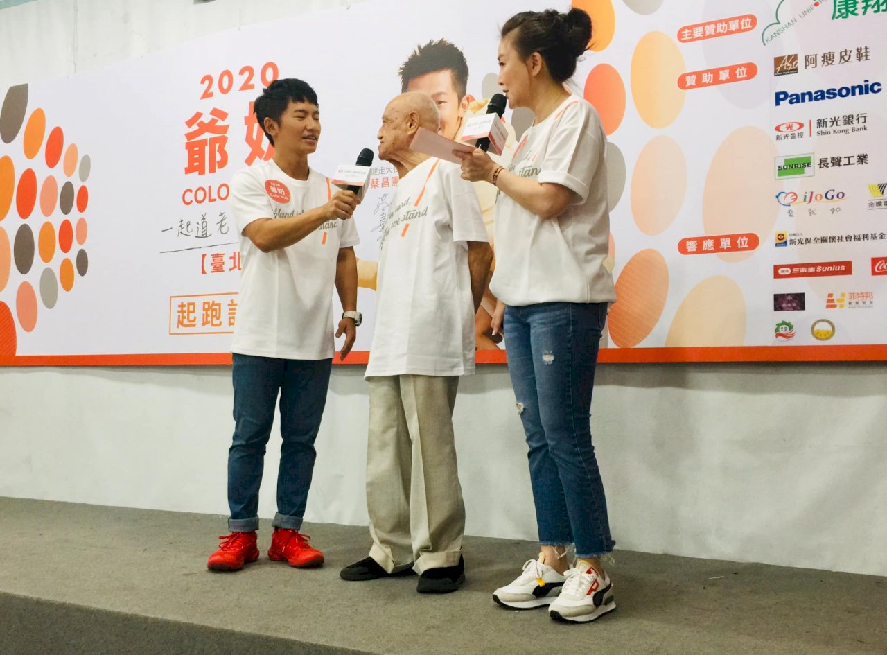 97歲阿公拚5公里健走 弘道拉爺奶運動顧防疫 (影音)
