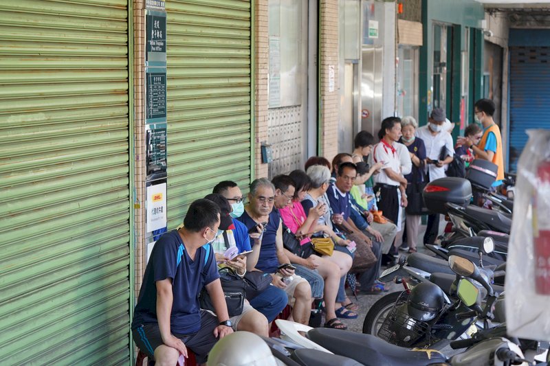 估150萬人領三倍券 郵局一早湧人潮