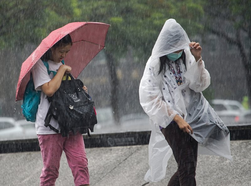 多雲悶熱 西半部午後雷陣雨
