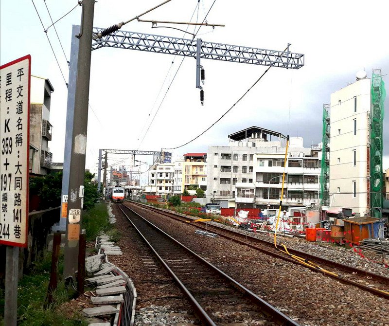 台鐵台南段電車線遭壓斷 &nbsp;影響逾萬名旅客